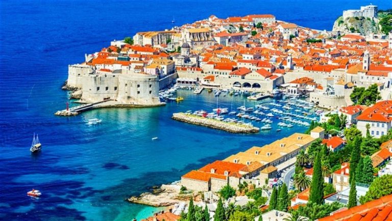 Upozorenje na plaži u Dubrovniku: Kupanje nije zabranjeno, ali opasnost prijeti