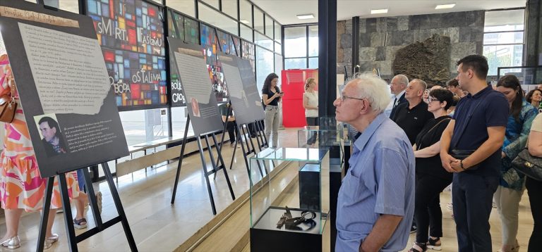 FOTO U Historijskom muzeju BiH otvorena izložba “Priče iz Srebrenice”