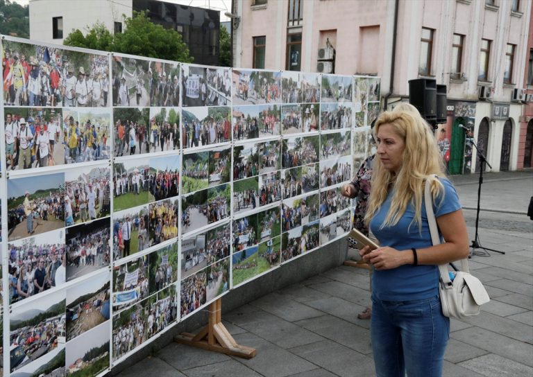 Na Trgu slobode u Tuzli otvorena izložba fotografija “Marš mira – putem smrti“