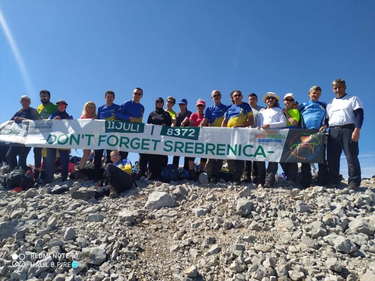 Na vrhu planine Prenj istaknut 5 metara dug baner – “Ne zaboravite Srebrenicu”