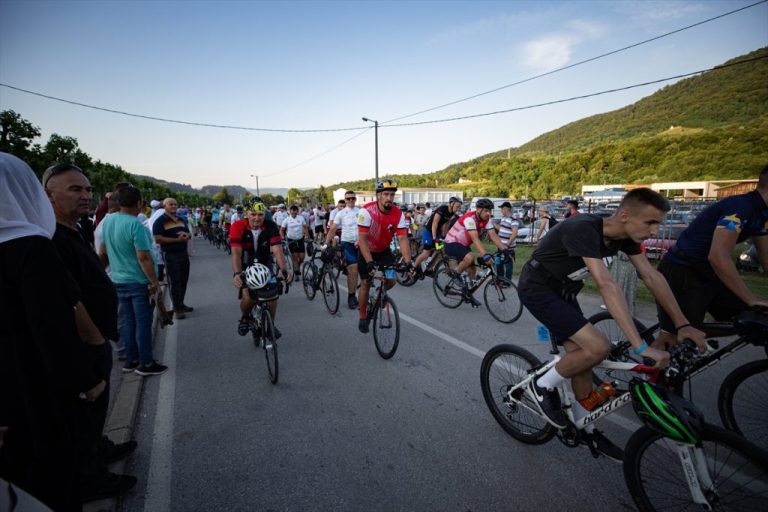 Počast žrtvama genocida: Iz Bihaća u Potočare stigli biciklisti i maratonci (FOTO)