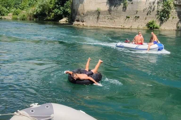 FOTO Uoči tradicionalnih skokova sa Starog mosta, u Mostaru održana “Šlaufijada”