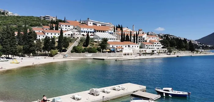 Turisti iz Hrvatske “navalili” u Neum, a evo šta je razlog