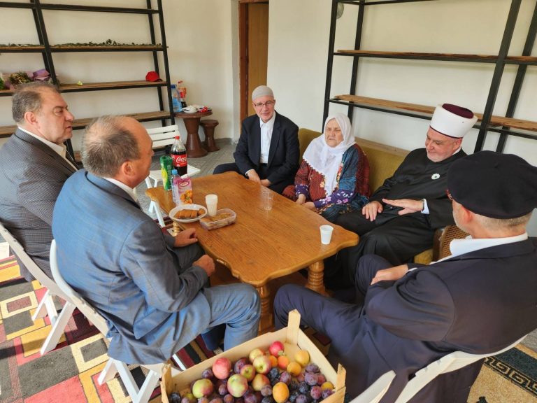 Reis Kavazović nakon dženaze u Potočarima sa saradnicima posjetio nanu Fatu Orlović