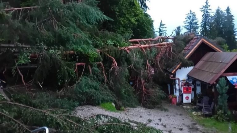 U nevremenu u Sloveniji jedna osoba poginula, a druga teško povrijeđena