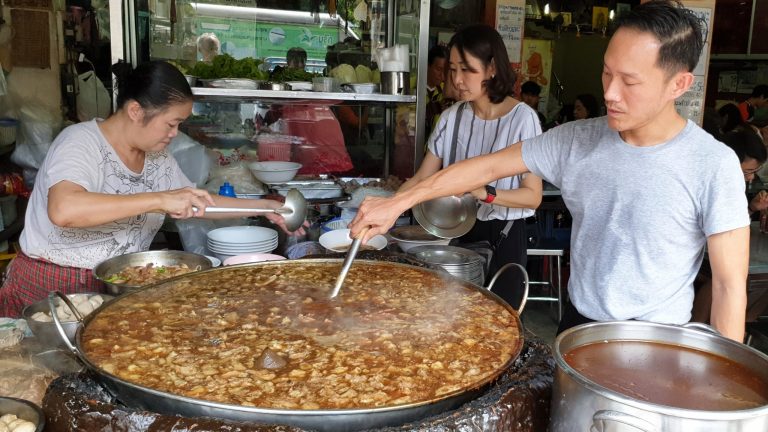 Restoran u Bangkoku stekao svjetsku slavu supom koja krčka već 50 godina. Kako je to moguće?