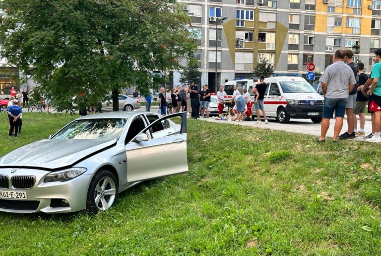 Fotografije sa teške nesreće: Trkali se kroz Hrasno pa BMW-om pokupio pješakinje na trotoaru