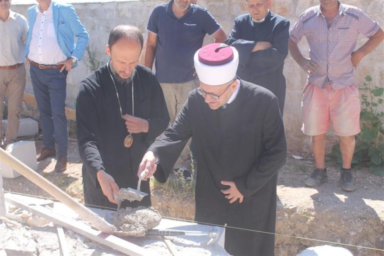 Muftija Dedović i vladika Dimitrije ugradili kamen u zid započete obnove Dugalića džamije u Nevesinju