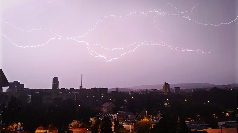 Jako nevrijeme na sjeveru, vjetar čupa stabla i krovove. Haos u Sloveniji