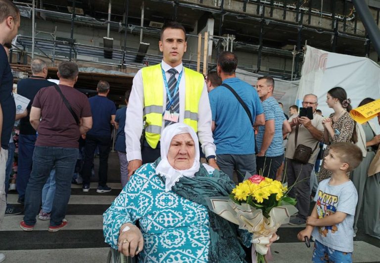 Nana Fata Orlović stigla s prvim hadžijama u BiH: Danas sam se ponovo rodila, ovo sam čekala 25 godina