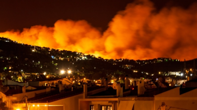 Najpotresnija fotografija iz Grčke obišla svijet: Djevojka uplakana sjedi na tlu