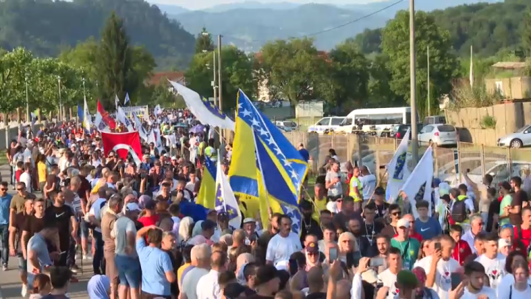 Učesnici “Marša mira” u tišini ušli u Potočare: Blizu 6.000 osoba trodnevnim pješačenjem odalo počast žrtvama genocida