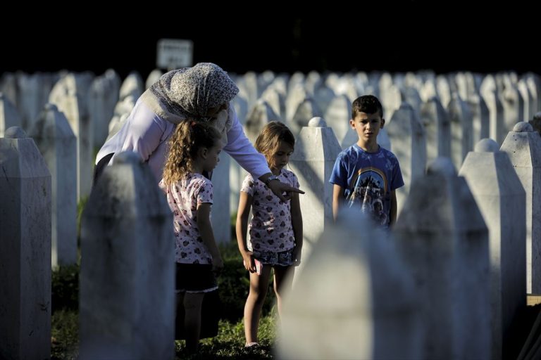 Porodice na mezarima u Potočarima: Treba dan da se obiđe familija koja je ukopana u Memorijalnom centru