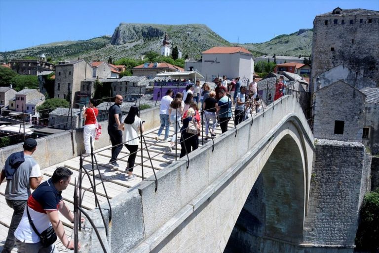 Srećom izbjegnuta tragedija: Skočio sa Starog mosta u Mostaru u trenutku kada je prolazio čamac