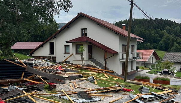 Nevrijeme u Sloveniji: Oštećeni krovovi, prozori i vozila