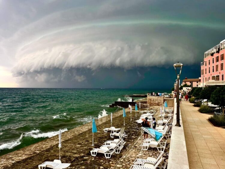 Oluja u Istri i Kvarneru, tuča, vjetar čupa stabla, nevrijeme i u Zagrebu