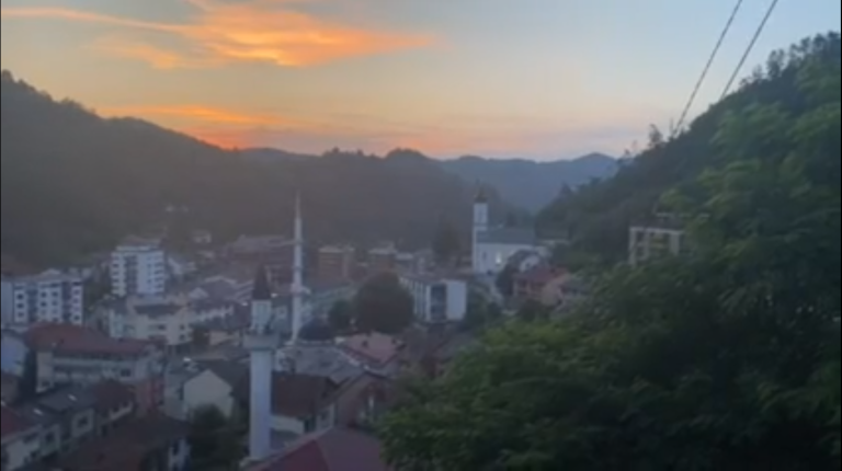 Skandalozno: Centrom Srebrenice odzvanja “Veseli se srpski rode”