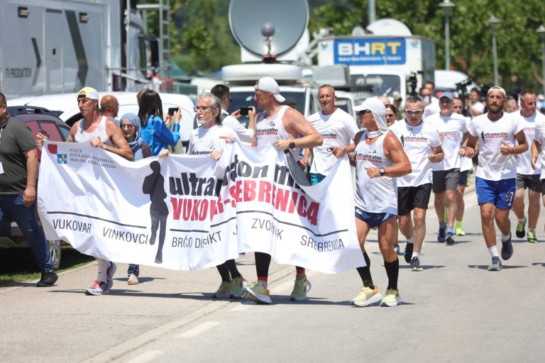 Ultramaratonci iz Vukovara stigli u Potočare: Ovakve zločine mogu da urade samo zli ljudi