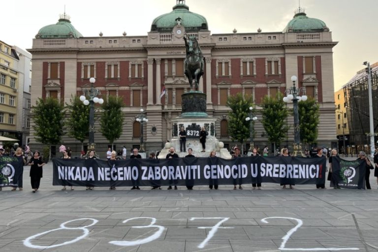 “ŽENE U CRNOM” U BEOGRADU OBILJEŽILE GODIŠNJICU GENOCIDA U SREBRENICI: U Srbiji na djelu, ne samo kontinuitet poricanja već i državna politika negiranja genocida