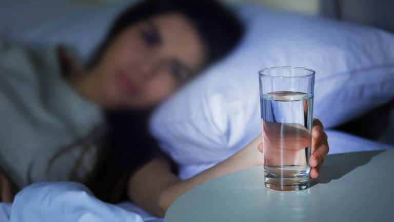 Držite čašu vode cijelu noć pored kreveta, pa je iskapite čim se probudite?
