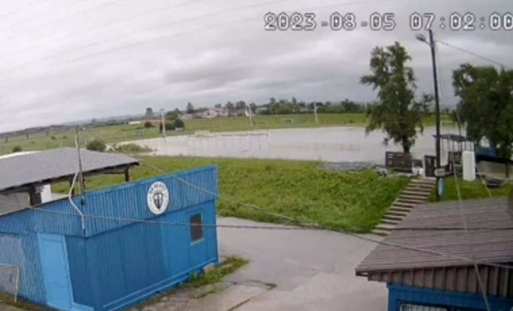Jeziv prizor iz Hrvatske: Sava za tri minuta poplavila teren zagrebačkog kluba