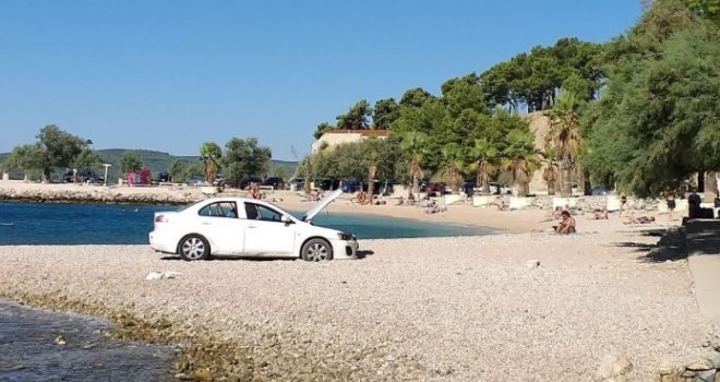 Kad si baš bahat: Došao autom na popularnu plažu, pa mu prisjeo šljunak… Postao predmet sprdnje