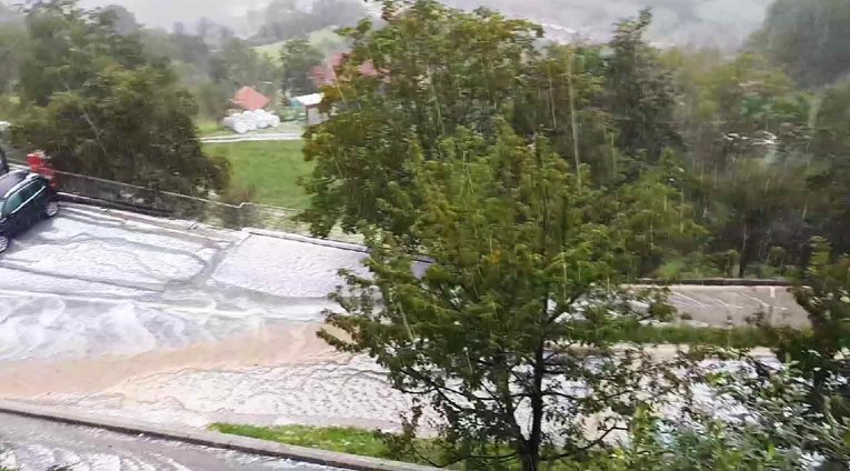 VIDEO Jače nevrijeme kreće se Slovenijom, tuča zabijelila neke dijelove zemlje