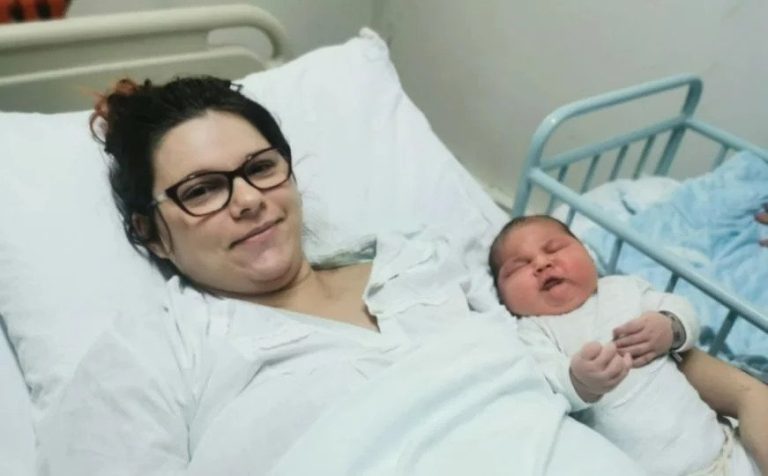 Majka heroj: Suzana rodila sin teškog skoro 6,5 kilograma