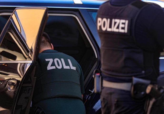 Njemačku porodicu koja se vraćala iz Hrvatske zaustavila austrijska policija: ONO ŠTO SU IM VIDJELI U AUTU ĆE PAMTITI ZA CIJELI ŽIVOT (FOTO)