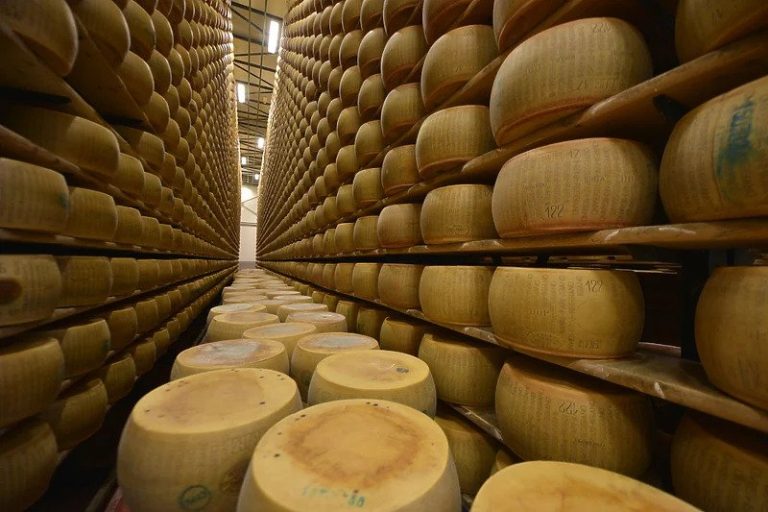 Bizaran slučaj u Italiji: Starac poginuo kada se na njega srušilo više hiljada kolutova sira