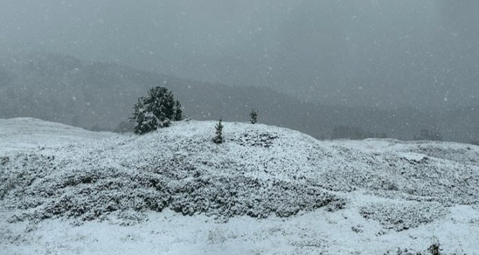 ŠVICARSKU POGODILO NEVRIJEME, NA PLANINAMA PAO SNIJEG