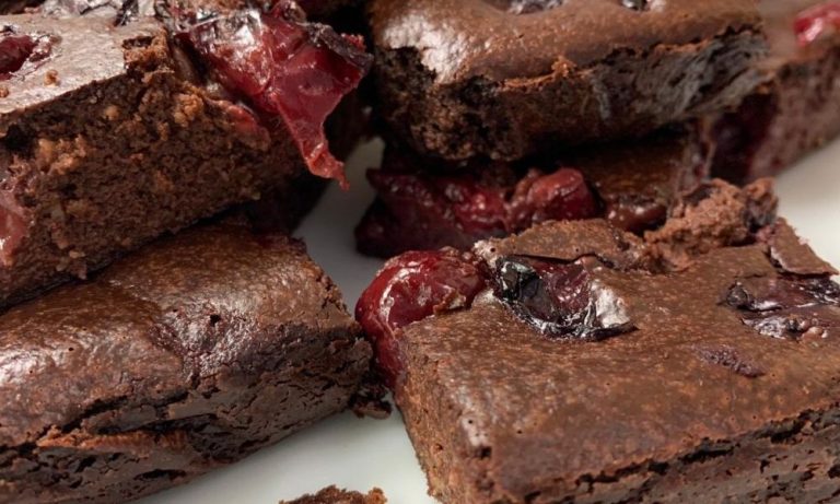 Recept za sočni BROWNIE S VIŠNJAMA – Topi se u ustima