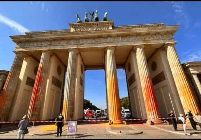 Klimatski aktivisti bojom isprskali Brandenburška vrata u Berlinu: Uhapšeno više osoba