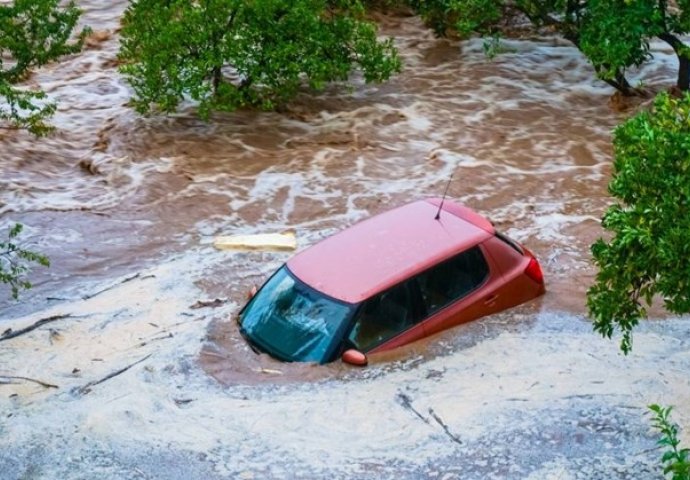 NEZAPAMĆENE POPLAVE, OGROMNI VALOVI I BUJICE UBIJAJU LJUDE: Pogledajte prizore iz Turske, Grčke i Bugarske