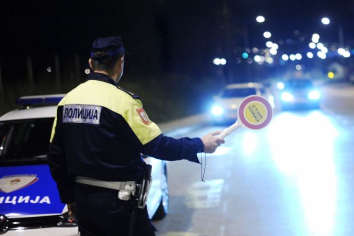 U Doboju uhapšene dvije osobe, drogirale se u autu. Oduzet im kokain i ‘bong’