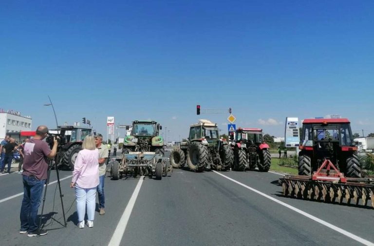 Poljoprivrednici blokirali cestu Orašje – Tuzla, traže isplatu poticaja za pšenicu