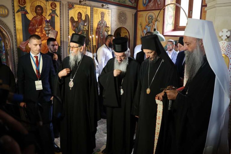 Srpski patrijarh Porfirije iz manastira Žitomislić uputio poruke ljubavi i mira