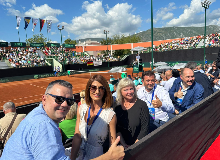 Schmidt sa HDZ-ovcima prati meč Davis Cupa u Mostaru