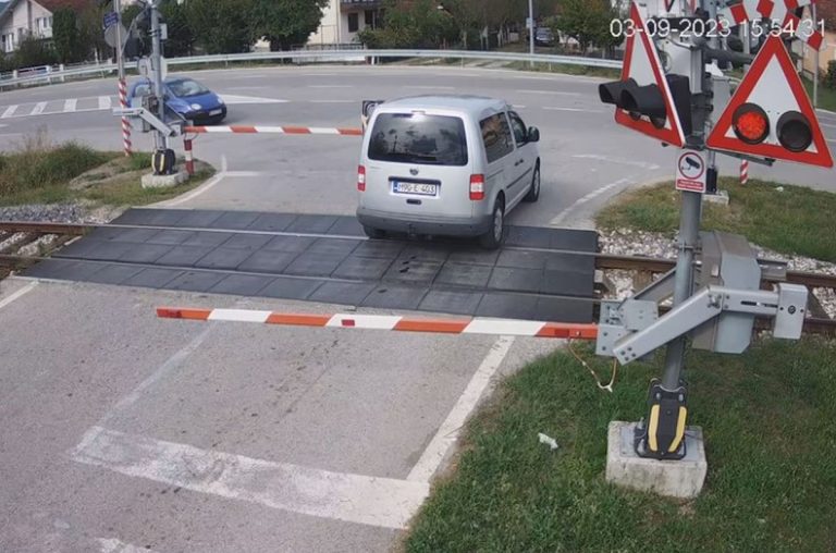 Pogledajte stravičnu nesreću u BiH: Prošla kroz stop, zaglavila na šinama pa pobjegla iz automobila