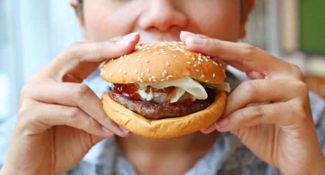Neočekivani spoj ukusa: Džejmi Oliver otkrio recept za najbolji burger sos 