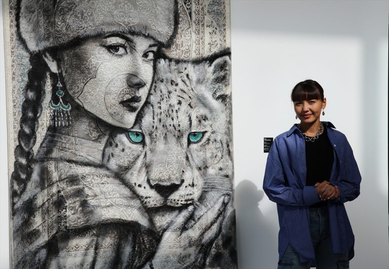 Popularnost stekla pomoću društvenih mreža: Kazahstanska umjetnica Asel plijeni pažnju slikama na tepihu