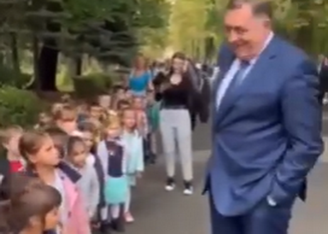 Dodik se pokušao družiti sa djecom, ona mu dobacivala da je lopov. SNSD pokušao izbrisati video, ali kasno