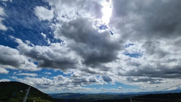 Danas pretežno oblačno sa lokalnim pljuskovima: Na Bjelašnici jutros izmjereno 5 stepeni, Neum najtopliji sa 20°C