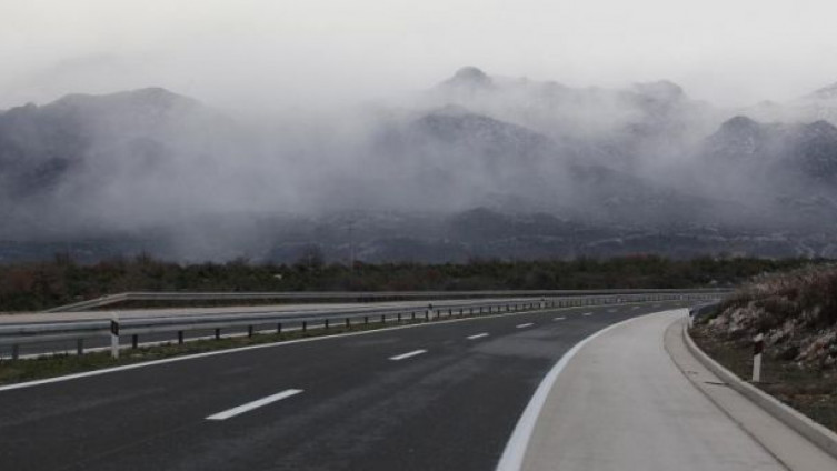 Suh i mjestimično vlažan kolovoz, oprez na učestale odrone