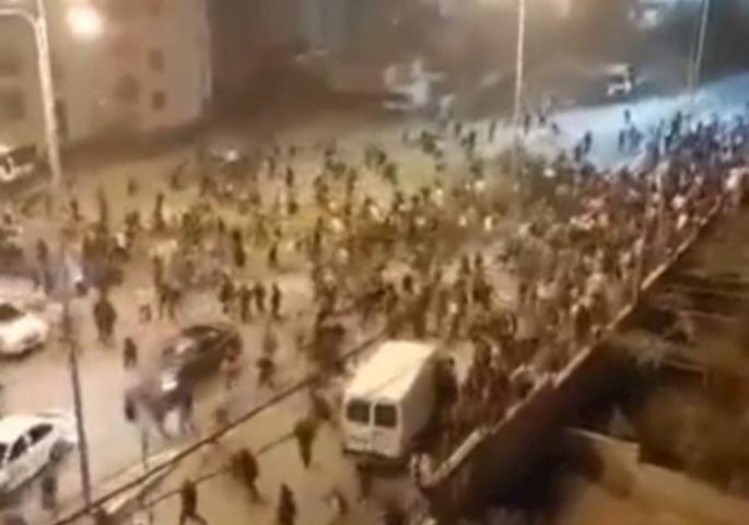 Dramatično u Ammanu: Demonstranti se pokušali probiti u izraelsku ambasadu, policija upotrebila suzavac VIDEO