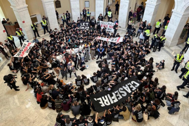 DRAMATIČNO U WASHINGTONU: Demonstranti provalili u Kongres, traže zaustavljanje genocida u Gazi (VIDEO)