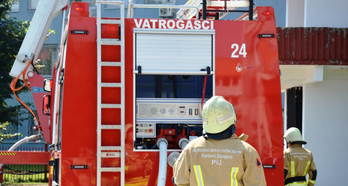 Požar u Mostaru: Gori bivša zgrada Fabrike duhana, vatrogasci na terenu
