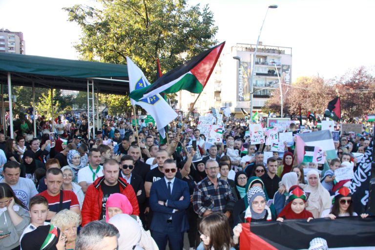 Nekoliko hiljada Zeničana mirnim protestom i šetnjom poslalo poruke podrške Palestini. Bio i Ramo Isak