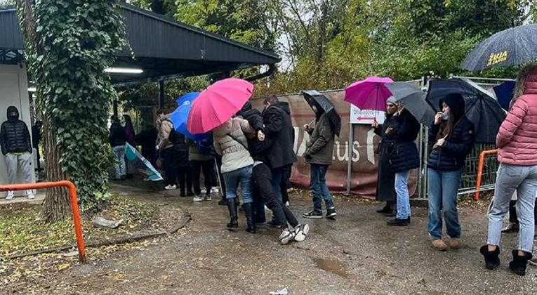 Velike gužve ispred HZJZ-a u Zagrebu. Ljudi po kiši i hladnoći čekaju testiranje