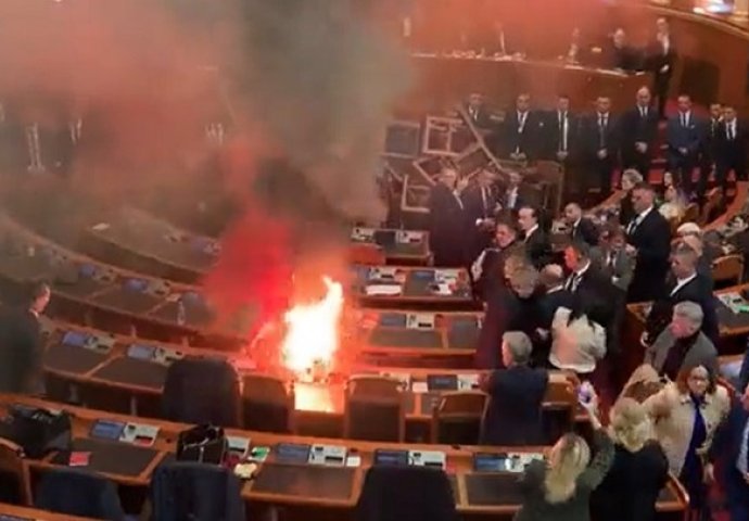 HAOS KAKAV SE NE PAMTI: U albanskom parlamentu barikade i dimne bombe, izbio požar